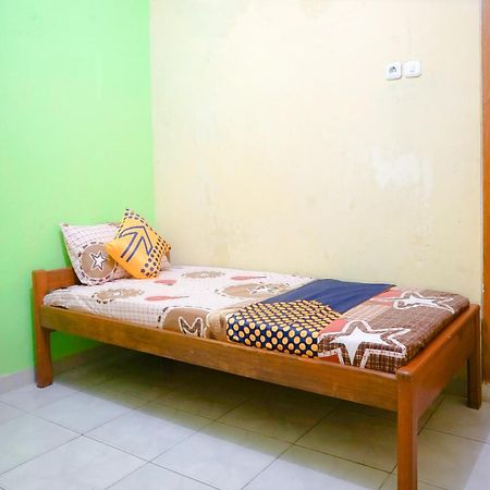 Oyo 2440 Wallet Family Residence Syariah Lumajang Екстер'єр фото