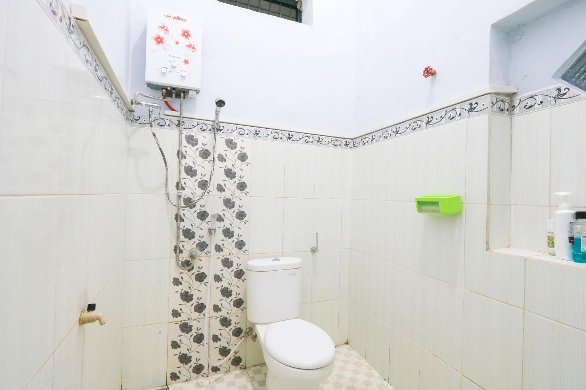 Oyo 2440 Wallet Family Residence Syariah Lumajang Екстер'єр фото