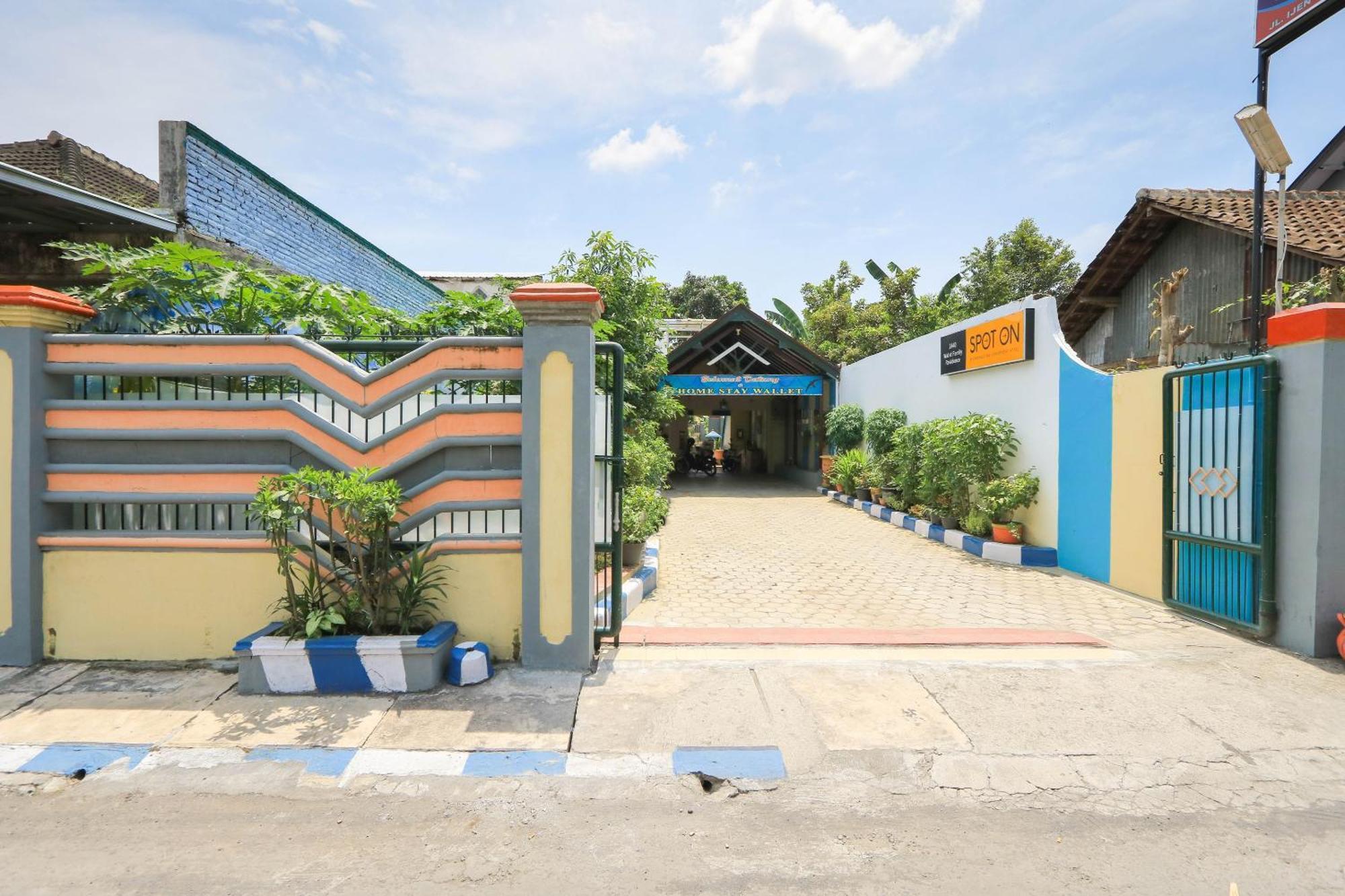 Oyo 2440 Wallet Family Residence Syariah Lumajang Екстер'єр фото