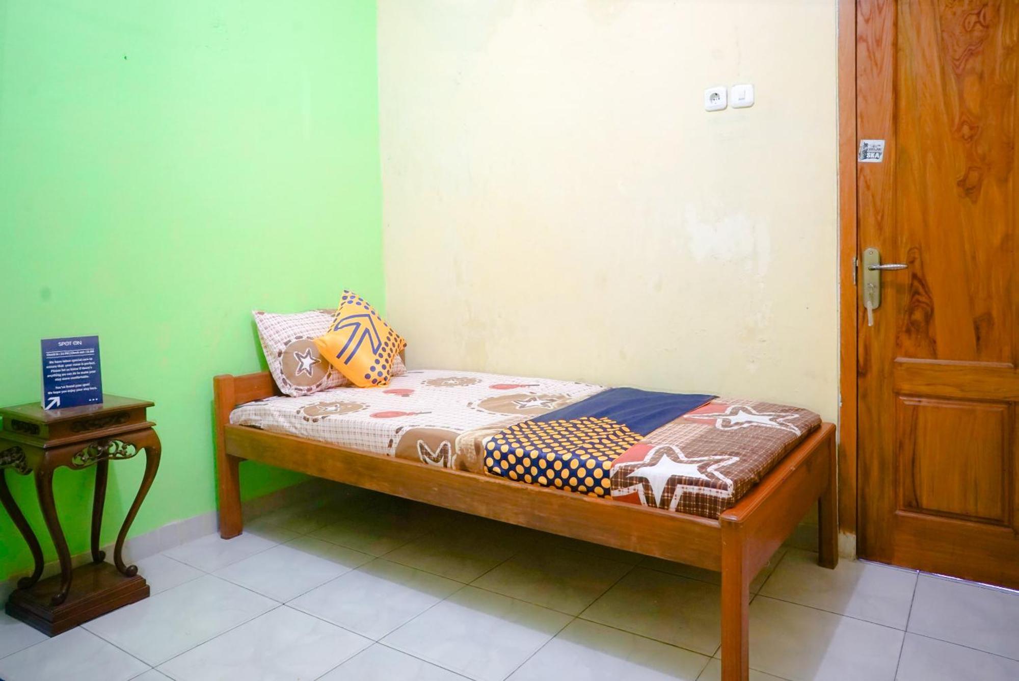 Oyo 2440 Wallet Family Residence Syariah Lumajang Екстер'єр фото